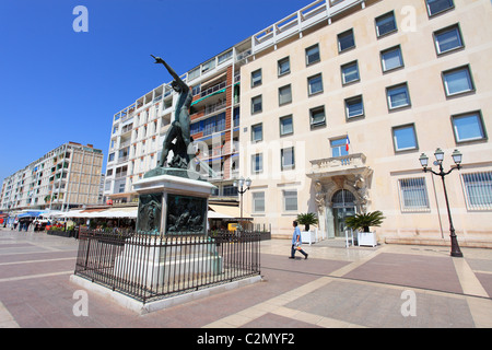 Sculpture le long du port militaire de Toulon Banque D'Images