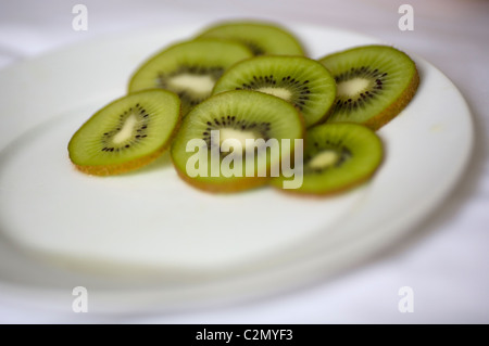 Les Kiwis en rondelles sur la plaque Banque D'Images