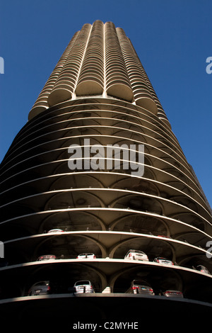 Le Marina City tower sur la rivière Chicago à Chicago, IL Banque D'Images