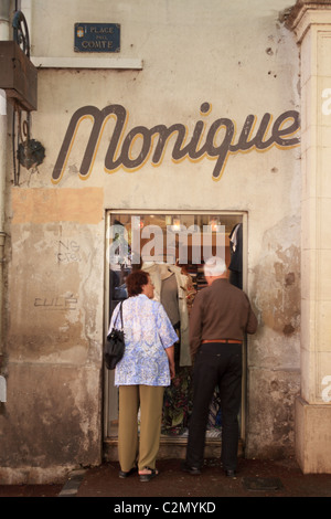 Regarder quelques vêtements dans une ancienne boutique de Toulon Banque D'Images