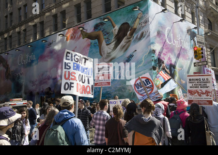 2011 : une coalition de socialistes, anti-guerre, anti-nucléaire et des groupes musulmans américains rallye et mars à Union Square à New York Banque D'Images