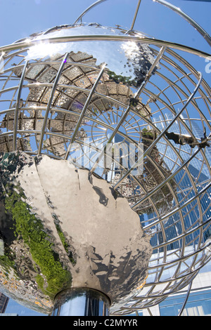 Globe Columbus Circle à l'extérieur de la Trump Tower Banque D'Images