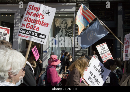 2011 : une coalition de socialistes, anti-guerre, anti-nucléaire et des groupes musulmans américains rallye et mars à Union Square à New York Banque D'Images