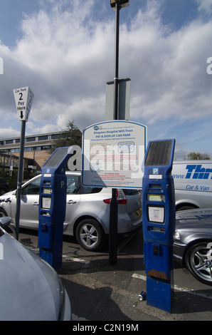 Payer et Afficher un ticket de parking automatique à un hôpital NHS Trust à Kingston, dans le sud de Londres Banque D'Images