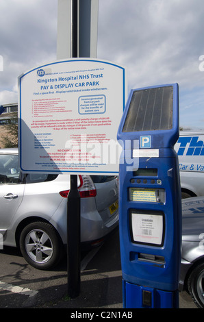 Payer et Afficher un ticket de parking automatique à un hôpital NHS Trust à Kingston, dans le sud de Londres Banque D'Images