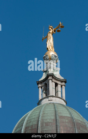 Balance de la Justice statue sur le dôme de l'ancienne cour criminelle centrale Bailey Banque D'Images