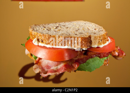 BLT Bacon Laitue Tomate sandwich sur pain de grains entiers de céréales multi Banque D'Images