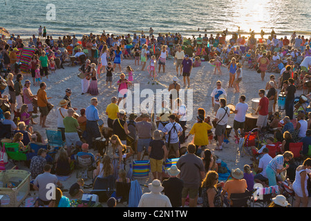 Cercle tambour gathering sur Casey Key Public Beach sur le golfe du Mexique à Nokomis Florida Banque D'Images