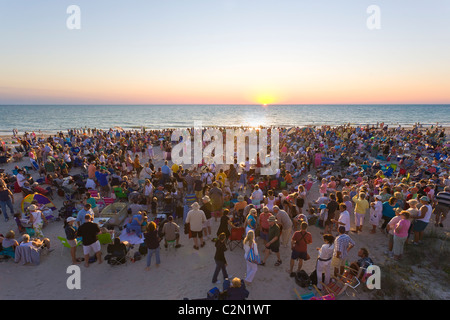 Cercle tambour gathering au coucher du soleil sur Casey Key Public Beach sur le golfe du Mexique à Nokomis Florida Banque D'Images