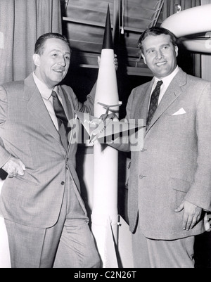 Walt Disney, à gauche et le Dr Wernher von Braun. Banque D'Images