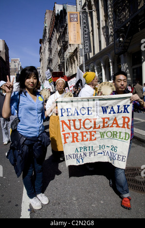 2011 : une coalition de socialistes, anti-guerre, anti-nucléaire et des groupes musulmans américains rallye et mars à Union Square à New York Banque D'Images