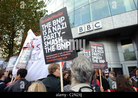 Des manifestations sont organisées à l'extérieur du siège de la BBC pour protester contre le leader de la BNP Nick Griffin. Banque D'Images