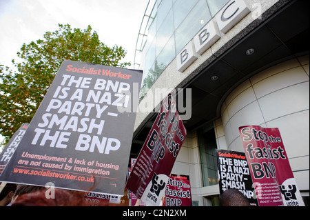 Des manifestations sont organisées à l'extérieur du siège de la BBC pour protester contre le leader de la BNP Nick Griffin. Banque D'Images