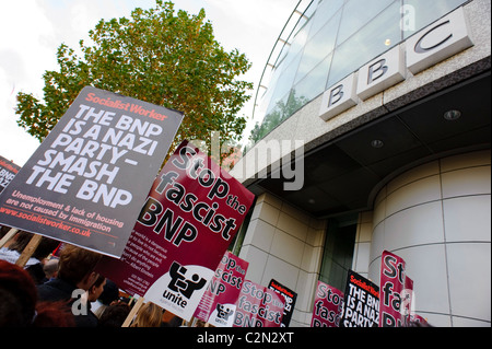 Des manifestations sont organisées à l'extérieur du siège de la BBC pour protester contre le leader de la BNP Nick Griffin. Banque D'Images