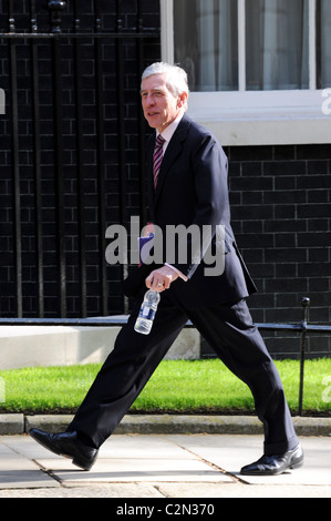 Secrétaire d'Etat à la justice, Jack Straw, arrive pour la réunion pré-budgétaire au 10 Downing Street, le 22 avril 2009. Banque D'Images