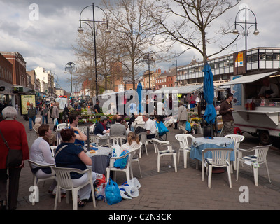 Les clients assis à des tables de café à un marché le samedi à Stockton on Tees, Co Durham UK Banque D'Images