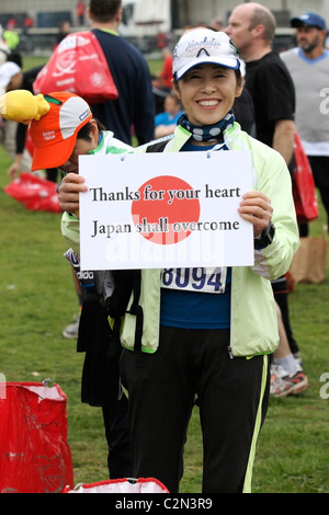 Coureur de marathon japonais avant le début de la Virgin London Marathon 2011 Banque D'Images