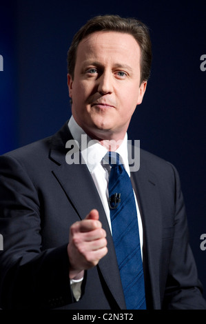 Le parti conservateur David Cameron aborde le Forum de printemps, Brighton, 28 février 2010. Banque D'Images