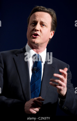 Le parti conservateur David Cameron aborde le Forum de printemps, Brighton, 28 février 2010. Banque D'Images