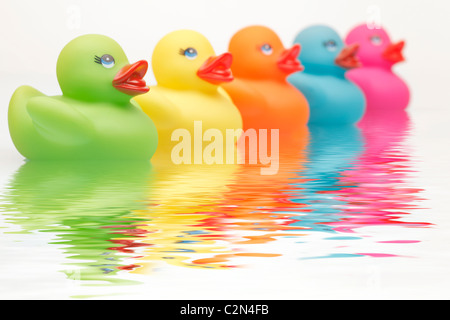 Canards en caoutchouc coloré avec de l'eau ondes Banque D'Images