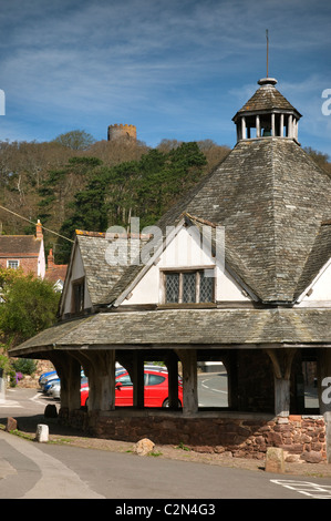 Marché du fil de Dunster et Conygar Tower au printemps, Dunster, Somerset, Angleterre, avril 2011. Banque D'Images