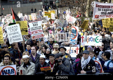 2011 : une coalition de socialistes, anti-guerre, anti-nucléaire et des groupes musulmans américains rallye et mars à Union Square à New York Banque D'Images