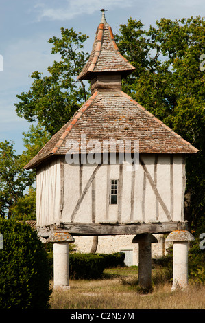 CrAncient pigeonnier au toit de chaume dans le sud de la France. Banque D'Images