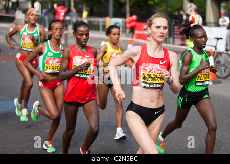 Liliya Shobukhova & Mary Keitany La Vierge Marathon de Londres 2011 Banque D'Images