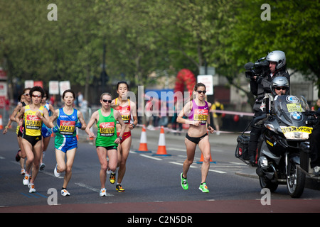 Les caméras de télévision suivre les femmes de l'élite porteur pendant la Vierge Marathon de Londres 2011. Banque D'Images