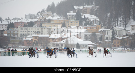 Les courses de chevaux sur le lac gelé 'White Turf 2011' à St Moritz, Suisse Banque D'Images