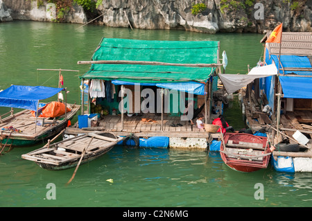 Village flottant dans la baie d'Halong, Vietnam Banque D'Images
