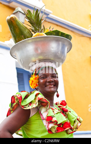 Dame de fruits, vieille ville de Carthagène, Colombie Banque D'Images