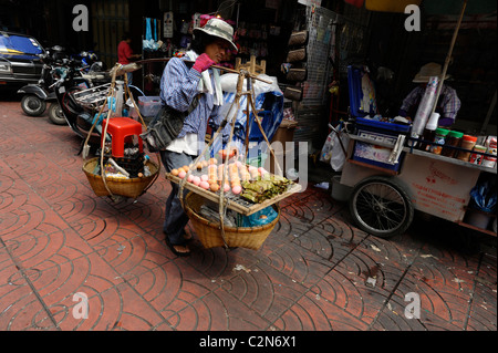 Lady cook avec sa cuisine mobile, Chinatown, Bangkok, Thaïlande Banque D'Images