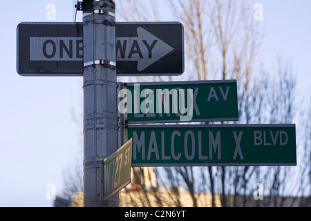 Une façon de signer à l'angle de l'Avenue Lenox (Malcolm X Boulevard) et West 127th Street à Harlem, New York City. Banque D'Images