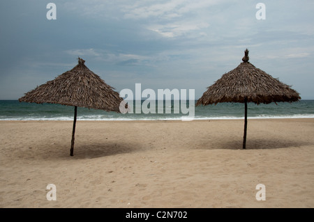 Parasols sur la plage de sections locales dans la région de Hoi An, Vietnam Banque D'Images