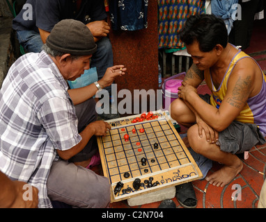 Les hommes chinois thaï jouer chinese checkers (dames), Yaowarat Road , Chinatown, Bangkok, Thaïlande Banque D'Images