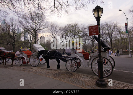 Calèches également connu sous le nom de beau-Cabines de bout en bout en stationnement à l'angle sud-est de Central Park à New York. Banque D'Images