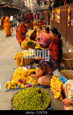 Les vendeurs de fleurs tôt le matin , la vie , les Népalais à Katmandou , rue de Katmandou au Népal , vie Banque D'Images