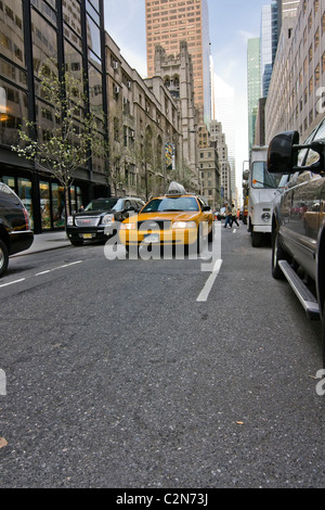 Taxi jaune qui se déplace à grande vitesse vers le bas à l'Ouest 53e Rue à New York City. Banque D'Images