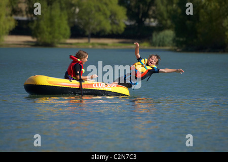 Les enfants sauter de bateau gonflable, Bannockburn Inlet, Lake Dunstan, Central Otago, île du Sud, Nouvelle-Zélande Banque D'Images