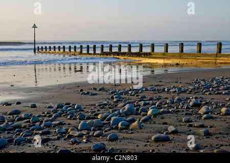 Brise-lames sur la plage vide stoney Pebbles en hiver Borth Ceredigion Cardiganshire centre-pays de Galles Royaume-Uni Grande-Bretagne Banque D'Images