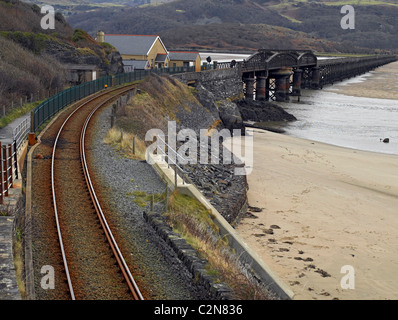 Voie ferrée ligne de chemin de fer Barmouth Bridge au-dessus de l'estuaire de Mawddach à marée basse en hiver Gwynedd Mid Wales UK Royaume-Uni GB Grande-Bretagne Banque D'Images