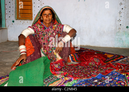 Une femme de faire des travaux de broderie ketch Banque D'Images