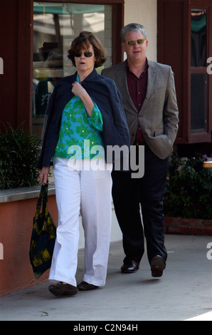 Sigourney Weaver en train de déjeuner avec son mari Jim Simpson à Cross Creek et d'avoir ensuite un flâner dans les magasins, Malibu Banque D'Images