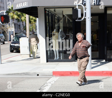 Star Columbo Peter Falk semble être une sorte d'église pendant qu'il marche autour de Beverly Hills Los Angeles, Californie - 22.04.08 Banque D'Images