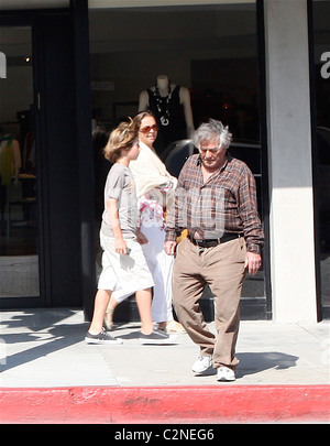 Star Columbo Peter Falk semble être une sorte d'église pendant qu'il marche autour de Beverly Hills Los Angeles, Californie - 22.04.08 Banque D'Images