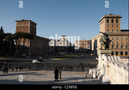 Vue sur la piazza Venezia à partir de monument de Vittorio Emanuele II, Rome, Italie Banque D'Images