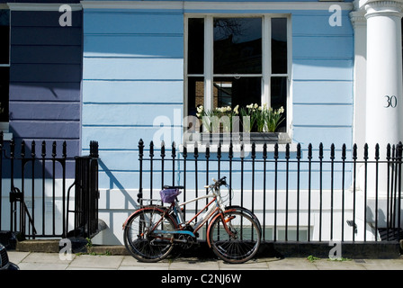 Location garée en face de l'une des maisons de la terrasse colorée Chalcot Square, près de Primrose Hill, London, NW1, Angleterre Banque D'Images