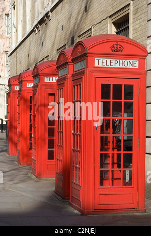 Vieux téléphone rouge boîtes, vaste cour, à proximité du Royal Opera House, Covent Garden, Londres, WC2, Angleterre Banque D'Images