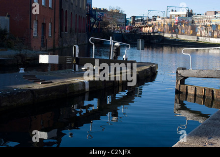 Ouvrir la porte de l'écluse de Kentish Town près de Camden Lock, Regent's Canal, London NW1, Angleterre Banque D'Images
